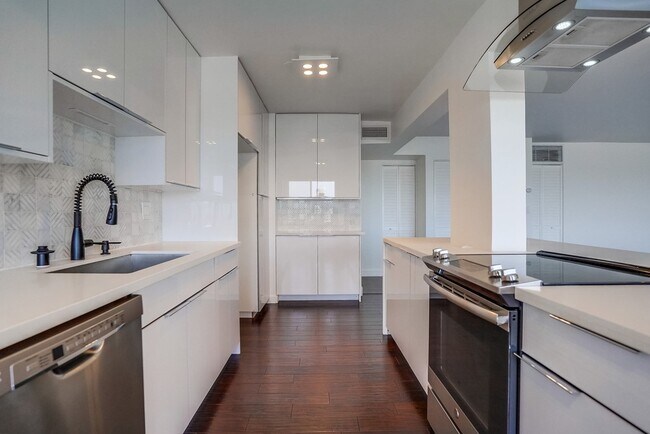 Building Photo - 435 N Oakhurst Dr