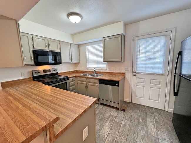 Building Photo - 14324 E Hawaii Cir