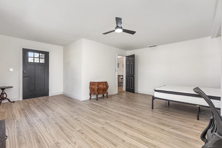 Building Photo - 733 Tarpon Ave