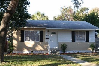 Building Photo - Two Bedroom House with carport