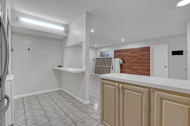 Building Photo - 522 Shady Pine Way