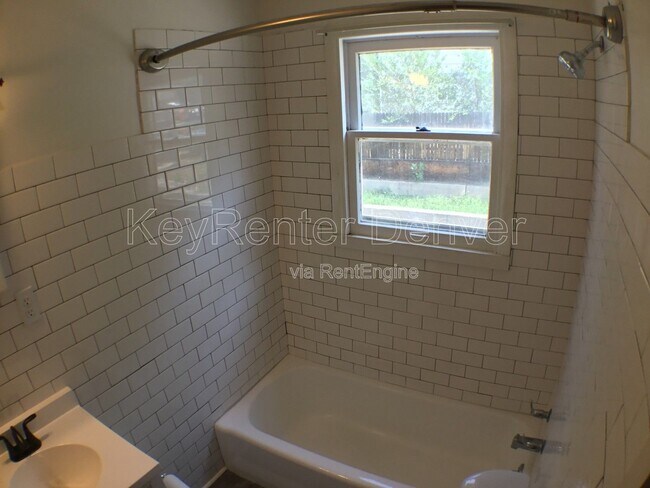 Building Photo - 812 5th St