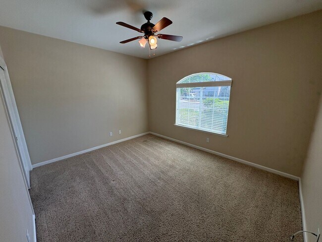 Building Photo - NW Visalia Available Now!