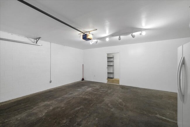 Building Photo - Modern Townhome in Prime Location - Christiansburg