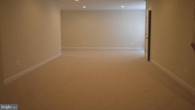 Building Photo - Luxurious Single-Family Home in Vibrant On...