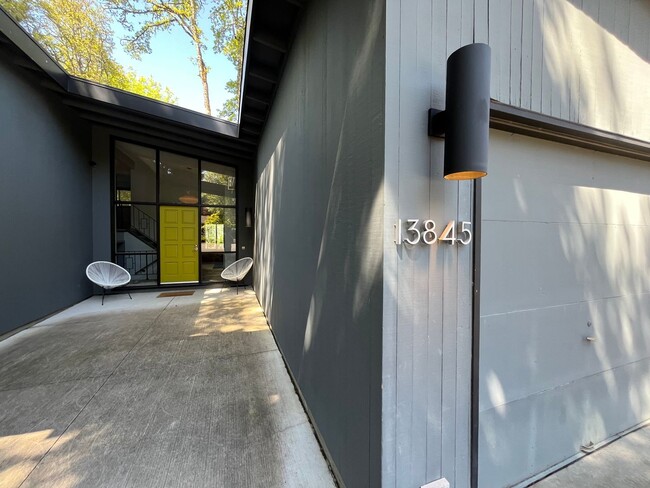 Building Photo - Midcentury modern 4-bedroom, 3-bathroom ho...