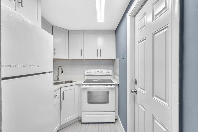 Building Photo - 101 SE 6th Ave