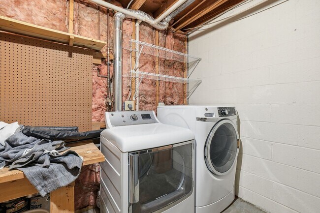 Building Photo - Welcome home to this charming three-level townhouse in the heart of Springfield!