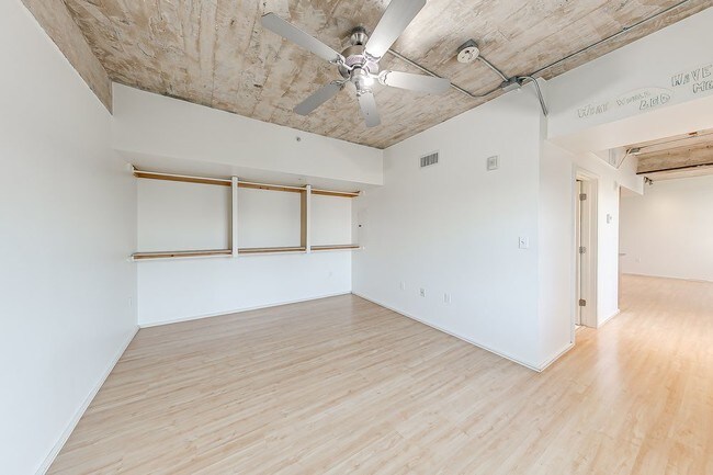 Building Photo - 1209 N Harvey Ave. 301