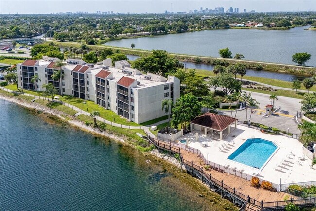 Building Photo - 113 Lake Emerald Dr