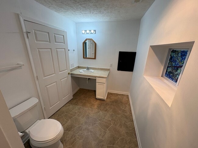 Building Photo - Lovely & Spacious 4-Bed, 2-Bath Single-Family Home Near Everything You Need