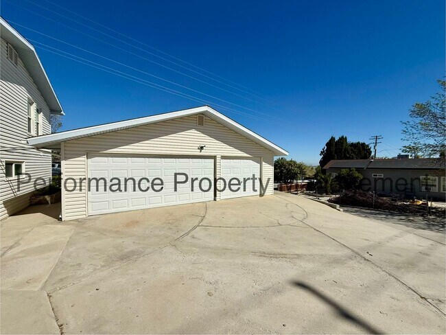 Building Photo - Gorgeous 3 Bed/2 Bath Taft Home w/ Finished Basement, 3 Car Garage & $0 Deposit Option