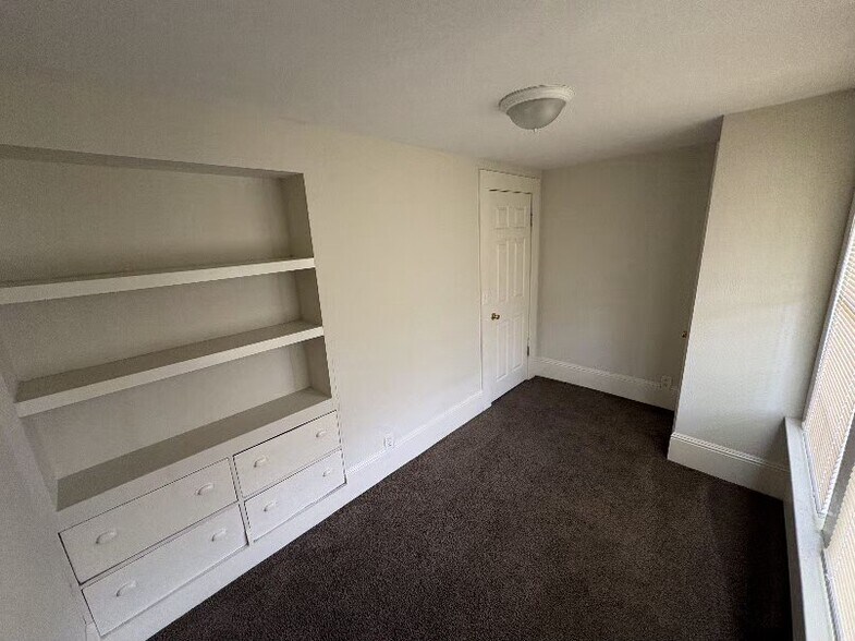 Building Photo - 824 Spencer Ave