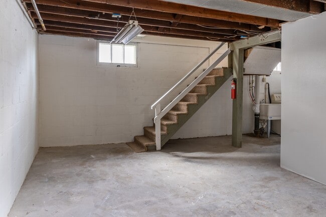 Building Photo - 712 W 22nd St