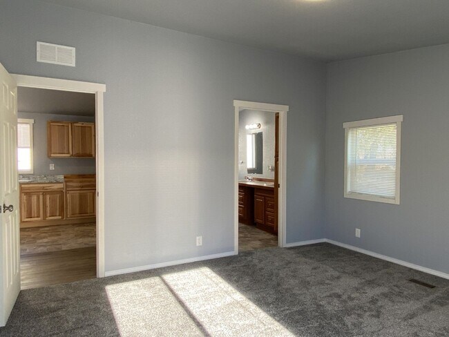 Building Photo - Freshly Updated in Dallesport