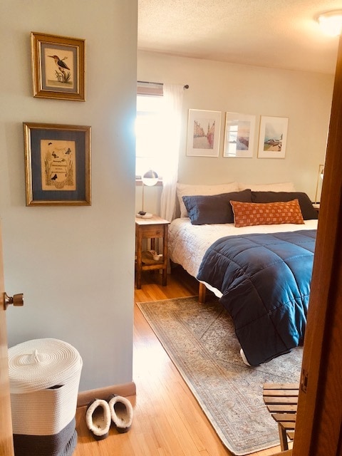 Main bedroom w/large closet, sliding doors - 4945 Zenith Ave S