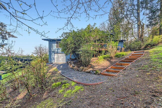 Building Photo - Single Family Home in West Linn with a Won...