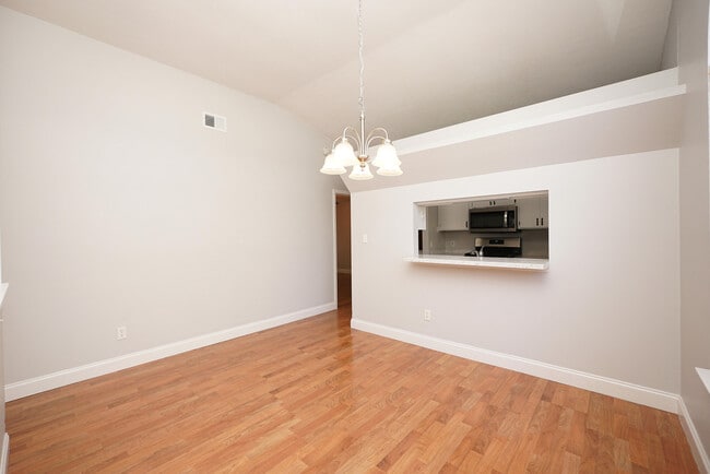 Building Photo - 243 Parkwood Cir