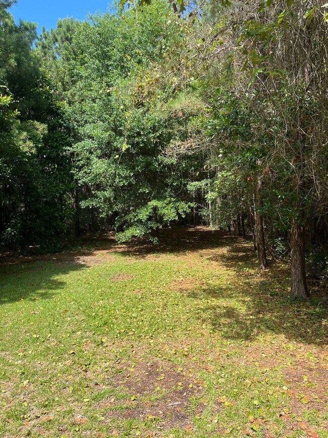 Building Photo - 3 Bedroom/2 Bathroom Furnished Rental Available through March 31, 2027