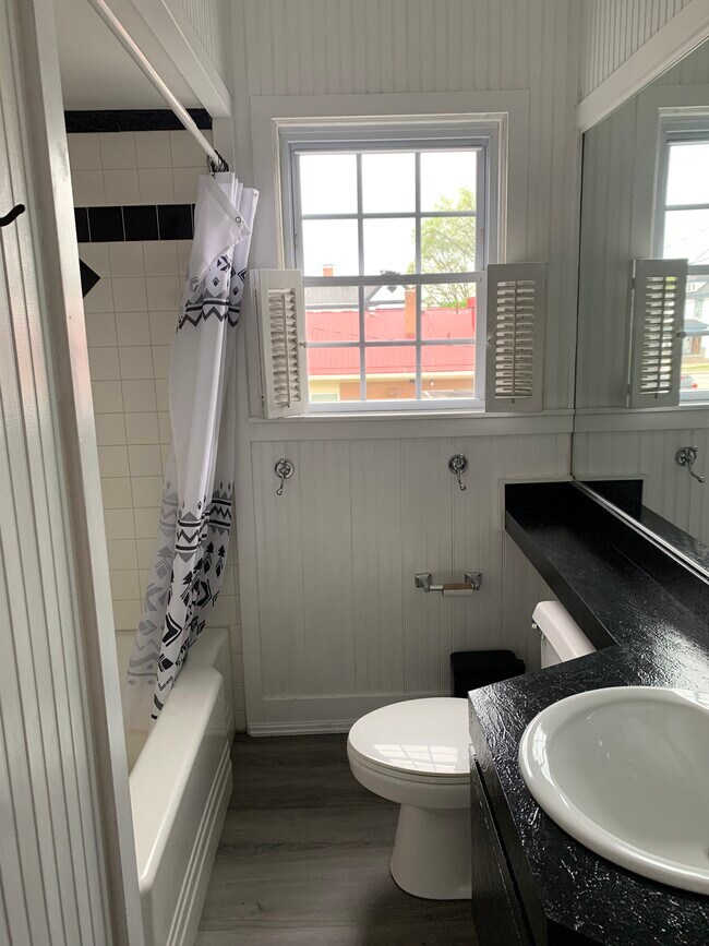 Building Photo - 319 Front St