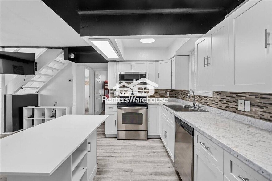 Building Photo - 13100 Boca Ciega Ave