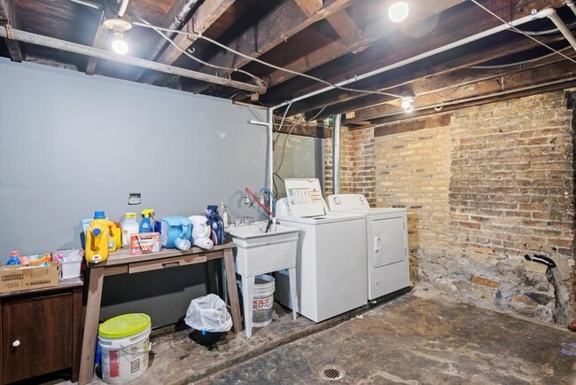 Building Photo - 2420 S Oakley Ave