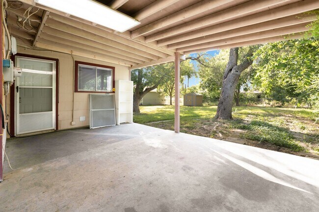 Building Photo - Highland Park Gem- 3/1 with Large Yard