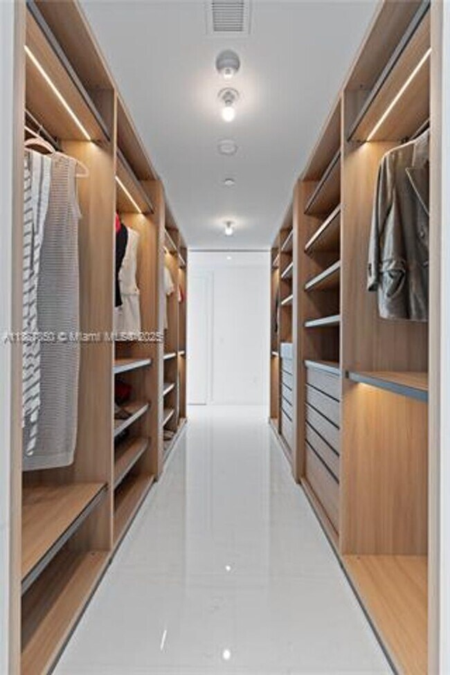 Building Photo - 300 Biscayne Blvd Way