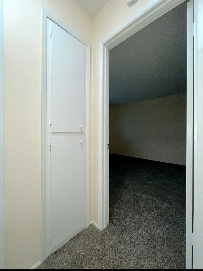 Building Photo - **50% OFF FIRST MONTH'S RENT** Spacious To...