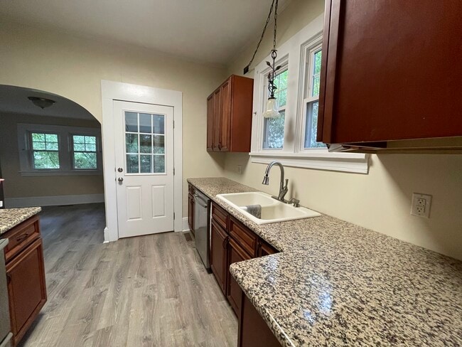 Building Photo - 421 Duke St SW