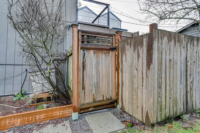 Building Photo - 10052 Interlake Ave N