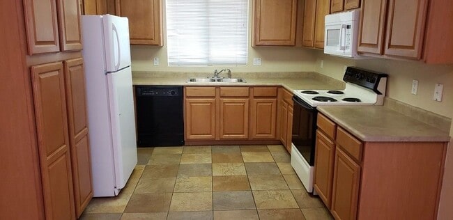 Building Photo - 2434 S 83rd Dr