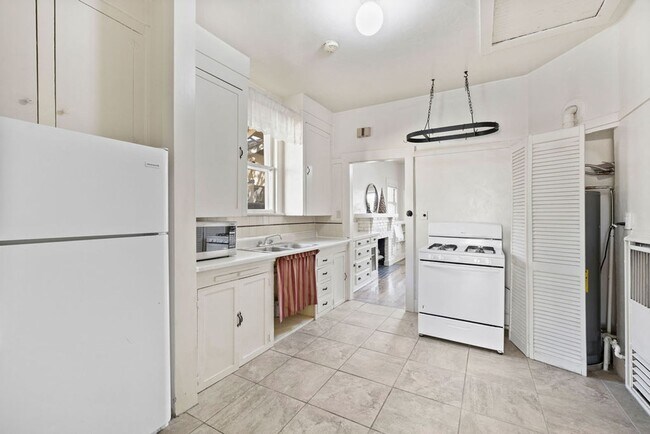 Building Photo - Vintage Bungalow Near University of Arizona