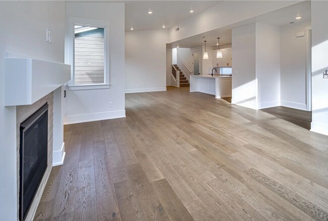 Building Photo - Spacious Westside Home with Loft and Upgra...