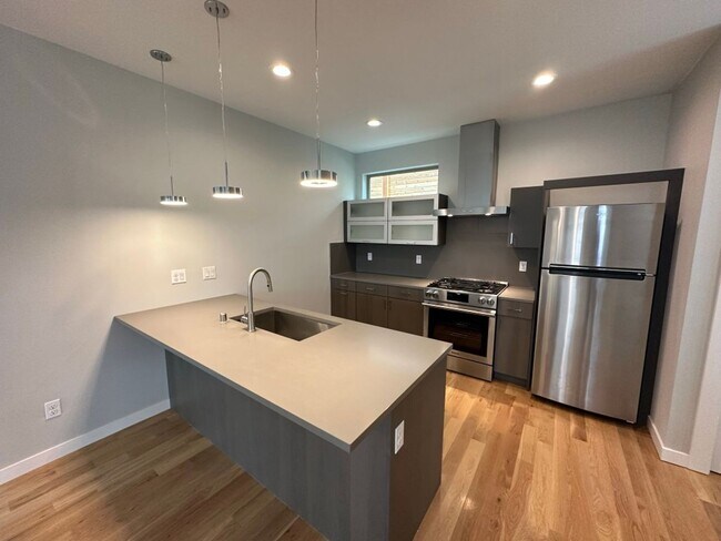 Building Photo - 3Bd/3.25Ba Seattle House