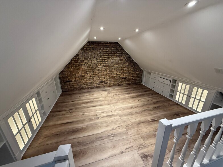 Building Photo - 534 W Brompton Ave