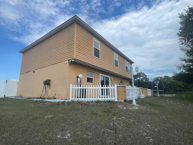 Building Photo - 1502 Fort Meade Pl