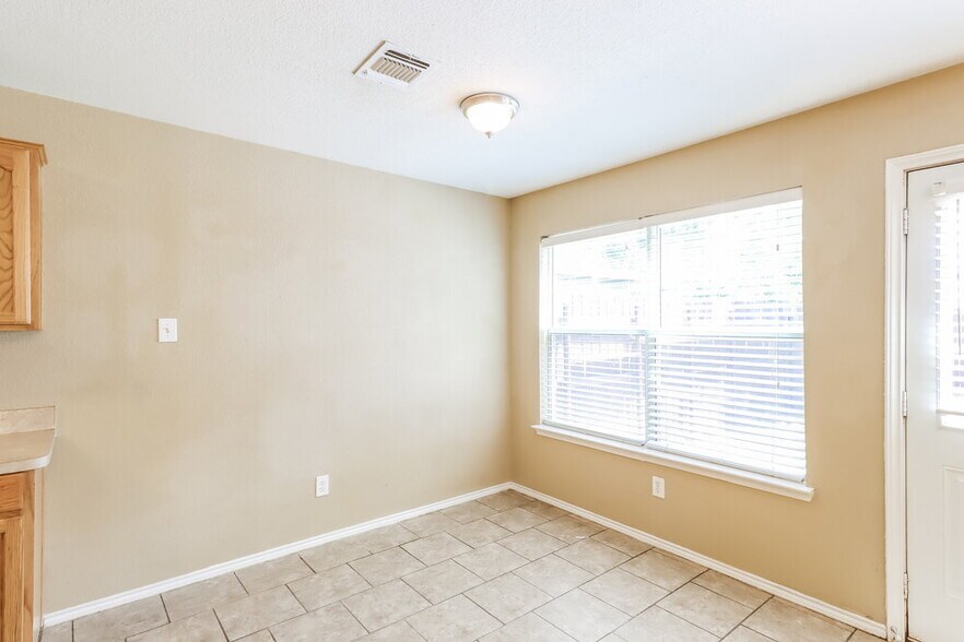 Building Photo - 1456 Pine Ln