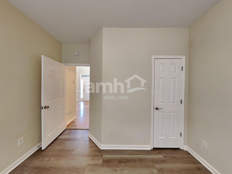 Building Photo - 521 Autumn Walk