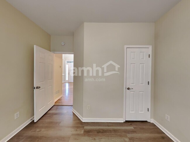 Building Photo - 521 Autumn Walk