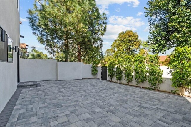 Building Photo - 6245 McLaren Ave