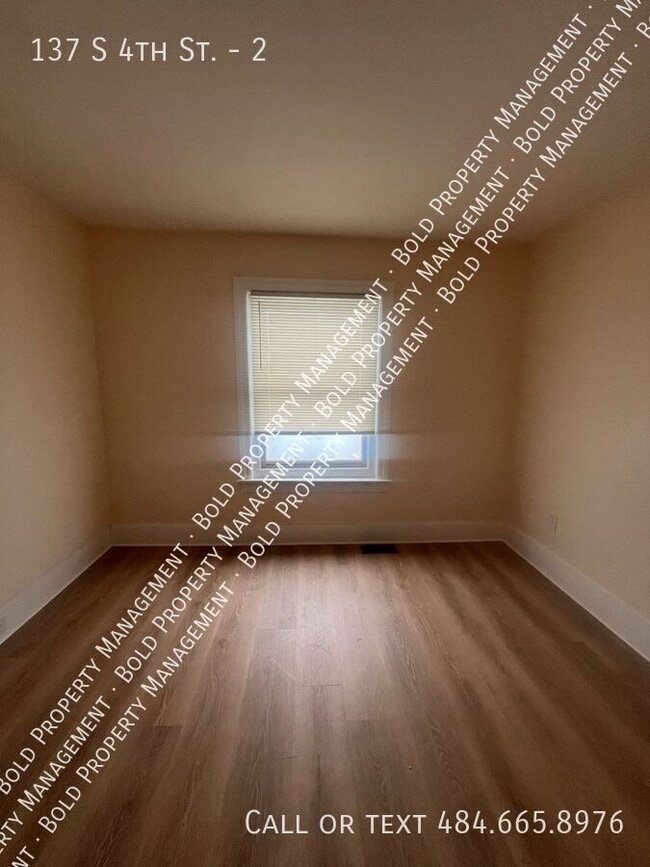 Building Photo - 137 S 4th St