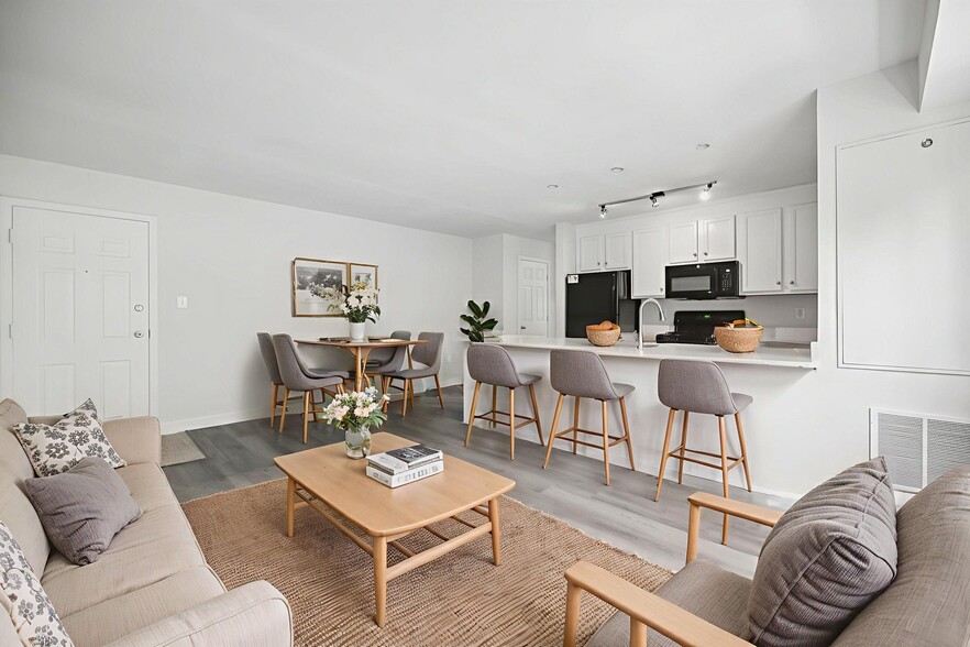 Spacious living room - The Park At Arlington Ridge