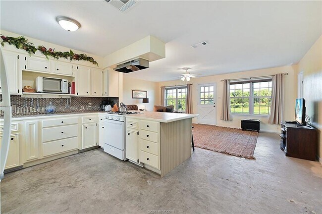 Building Photo - 7 acres with 5 bed, 3 bath less than 25 mi...