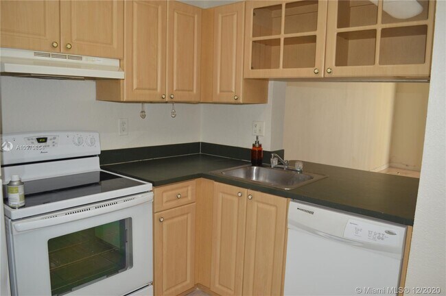 Building Photo - 9320 Fontainebleau Blvd