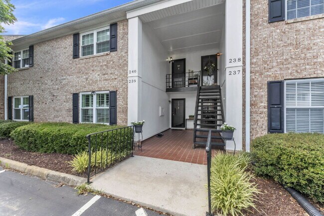 Building Photo - Beautiful 2-Bed, 2-Bath Condo with Elegant...