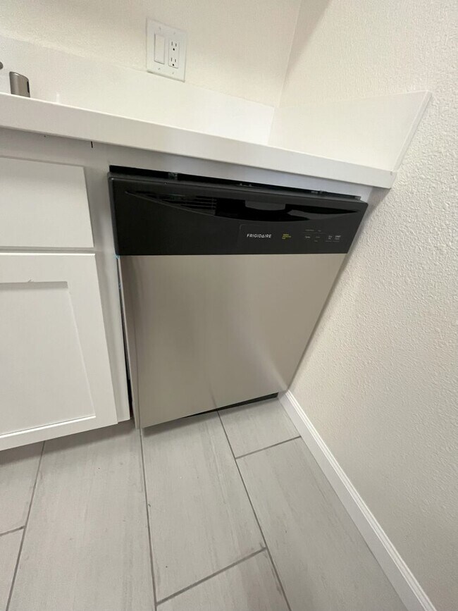 Building Photo - Upstairs Unit!! Under New Management!! Und...