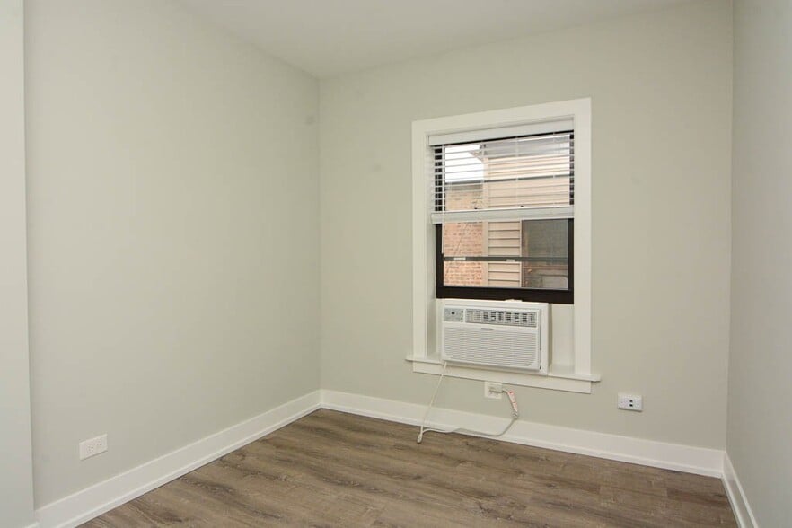 Building Photo - 722 W Brompton