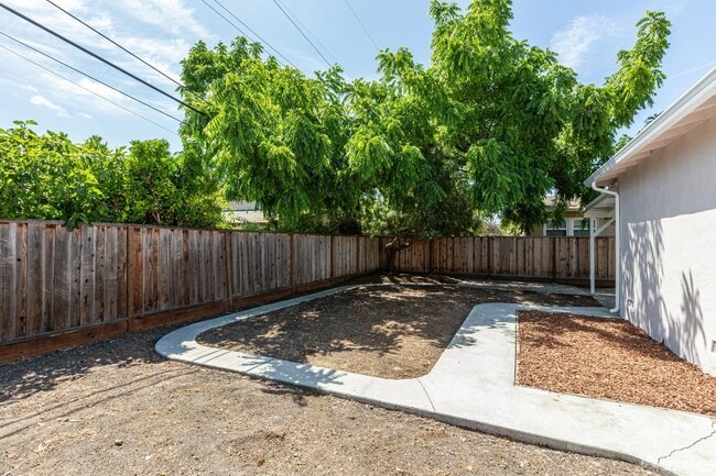 Building Photo - 720 Santa Paula Ave