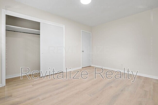 Building Photo - 2531 W David Dr